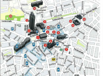 Stadtplan Kaiserslautern mit 3D-Gebäuden, markierten Straßen, Parkplätzen und 15 nummerierten Sehenswürdigkeiten.